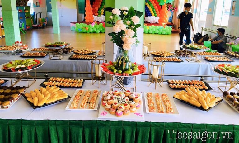 tiec-buffet-cho-tre-mam-non-gia-re