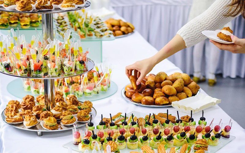 Thực đơn trong tiệc Finger Food được sắp xếp một cách chỉnh chu và phù hợp với từng không gian tiệc